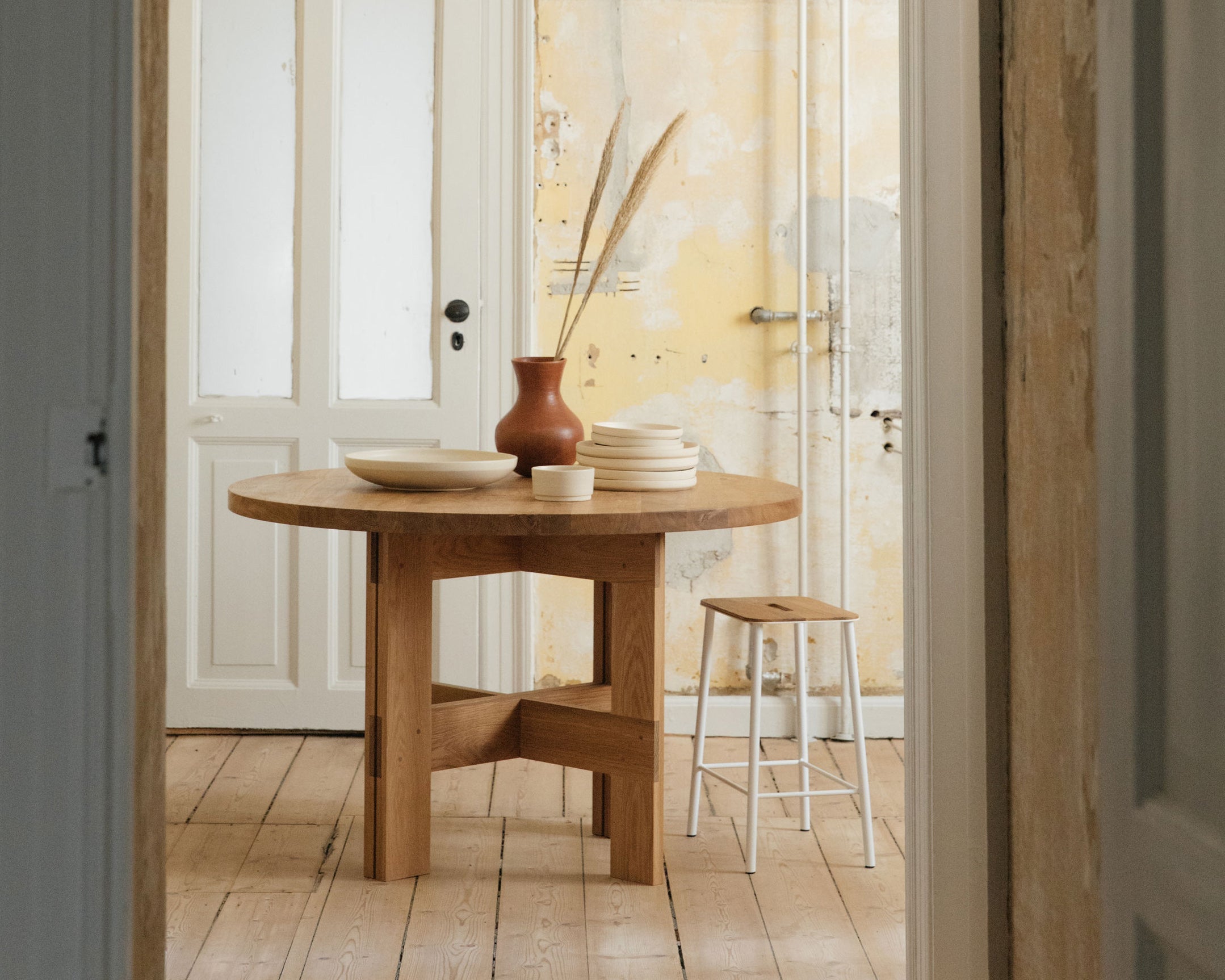 Farmhouse Trestle Table | Natural Oak | 120 Ø Round
